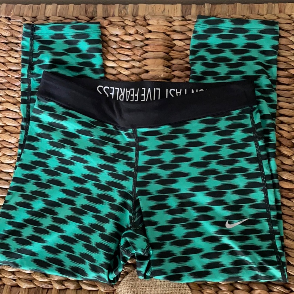 EUC NIKE run/exercise crop pants